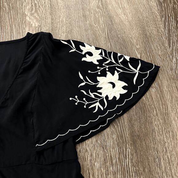 EUC Lucky Brand Black Embroidered Blouse Size Medium Flutter Sleeve Boho Top - Picture 6 of 13